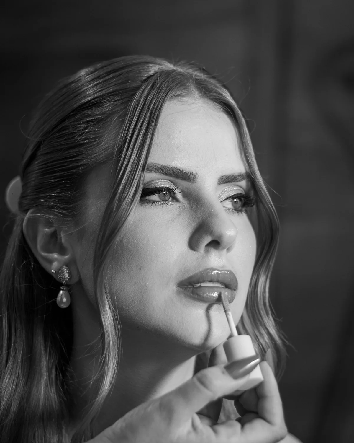 Ewelina nakładająca delikatną pomadkę w studio