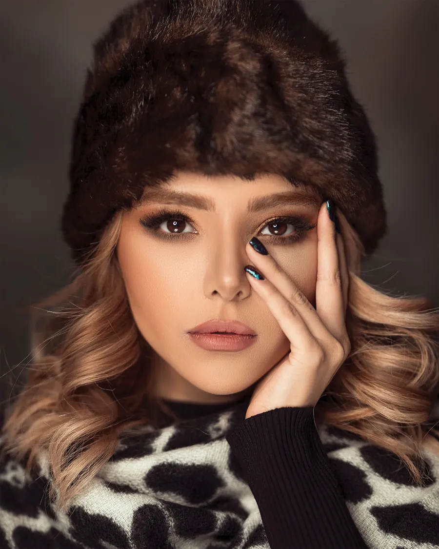 Portret studyjny z graficzną kreską i rzeźbiarskim nakryciem głowy